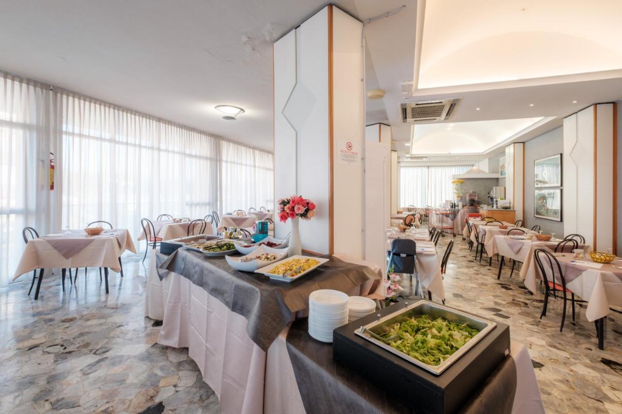 Hotel Crown Римини Экстерьер фото