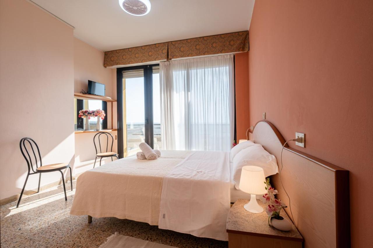 Hotel Crown Римини Экстерьер фото