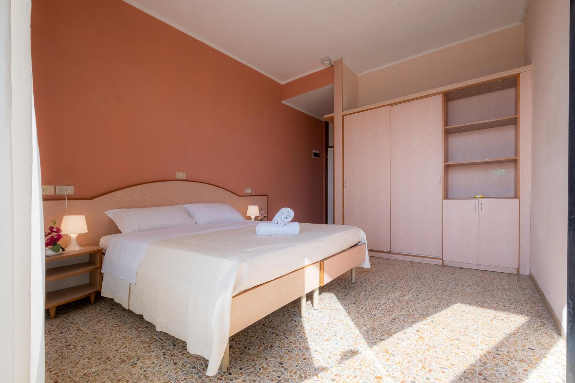 Hotel Crown Римини Экстерьер фото
