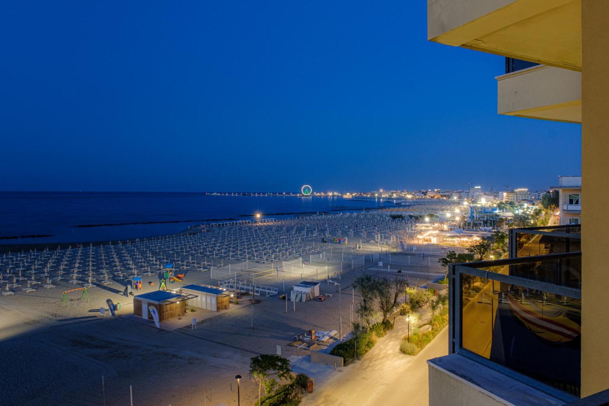 Hotel Crown Римини Экстерьер фото