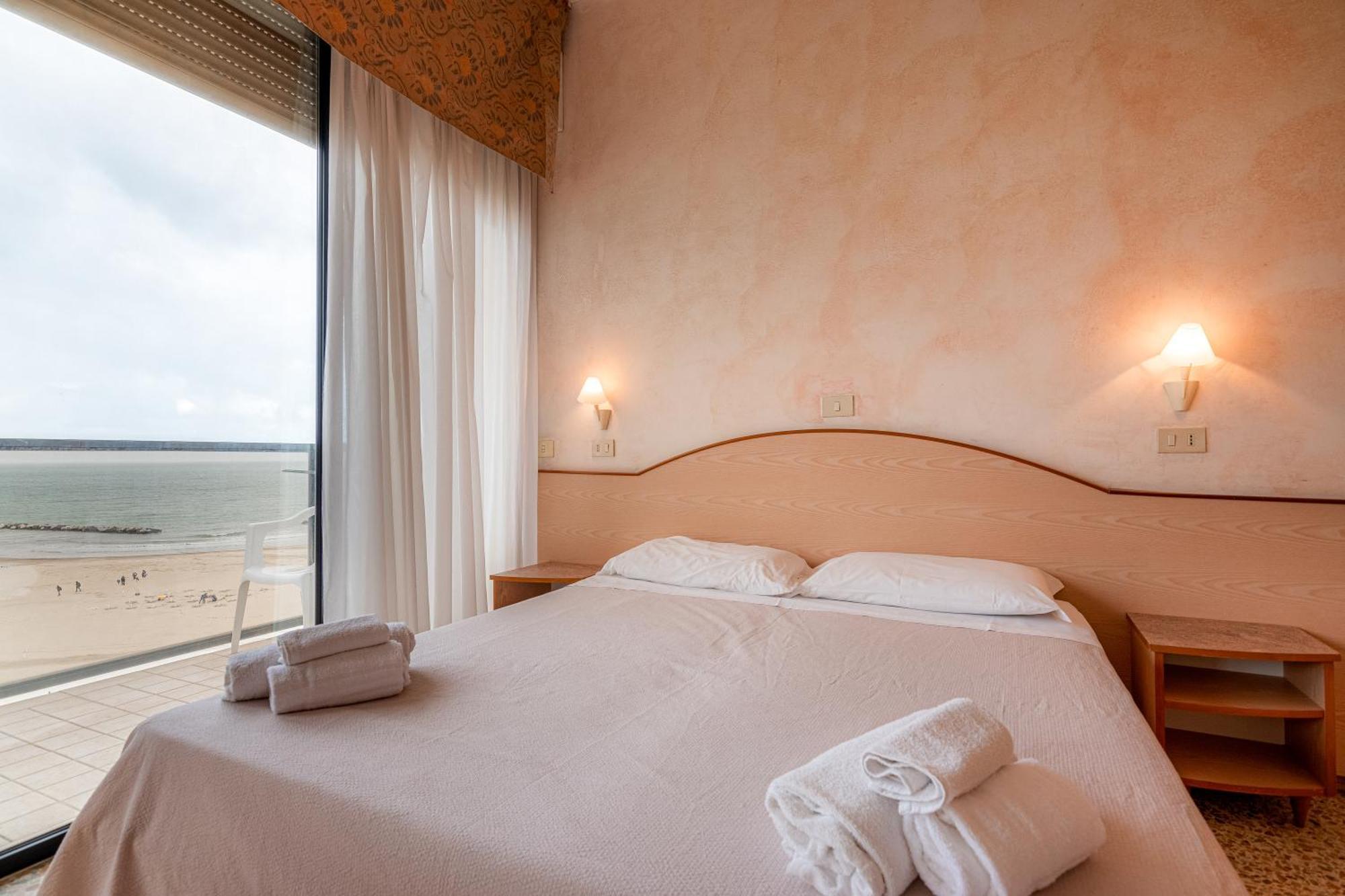 Hotel Crown Римини Экстерьер фото