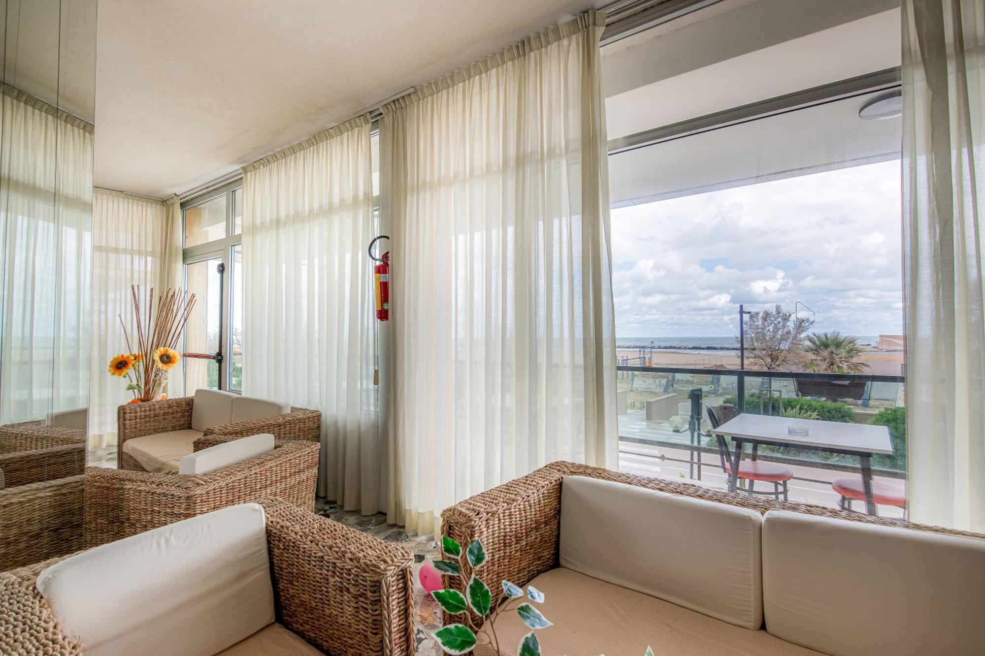 Hotel Crown Римини Экстерьер фото