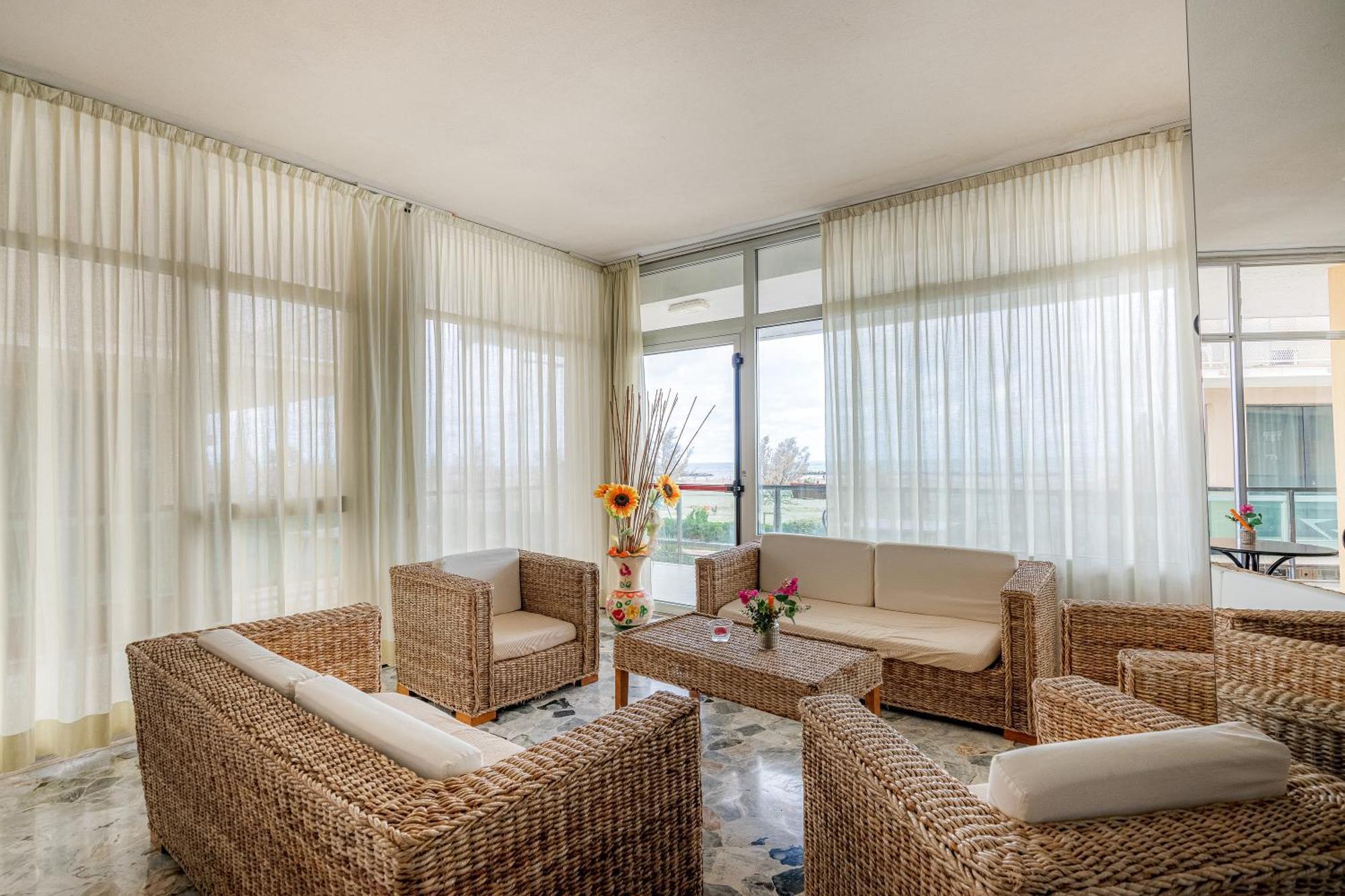Hotel Crown Римини Экстерьер фото