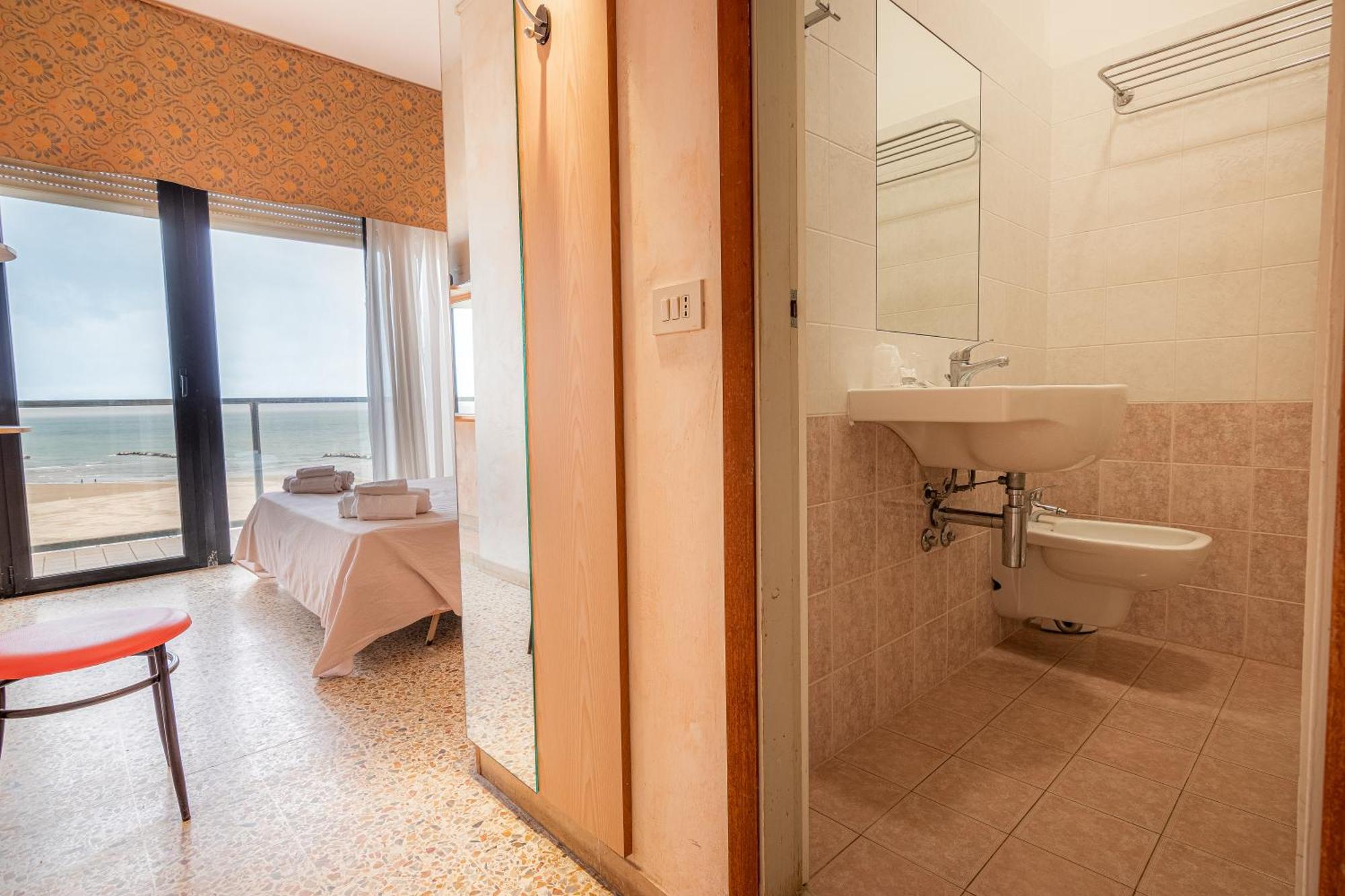 Hotel Crown Римини Экстерьер фото
