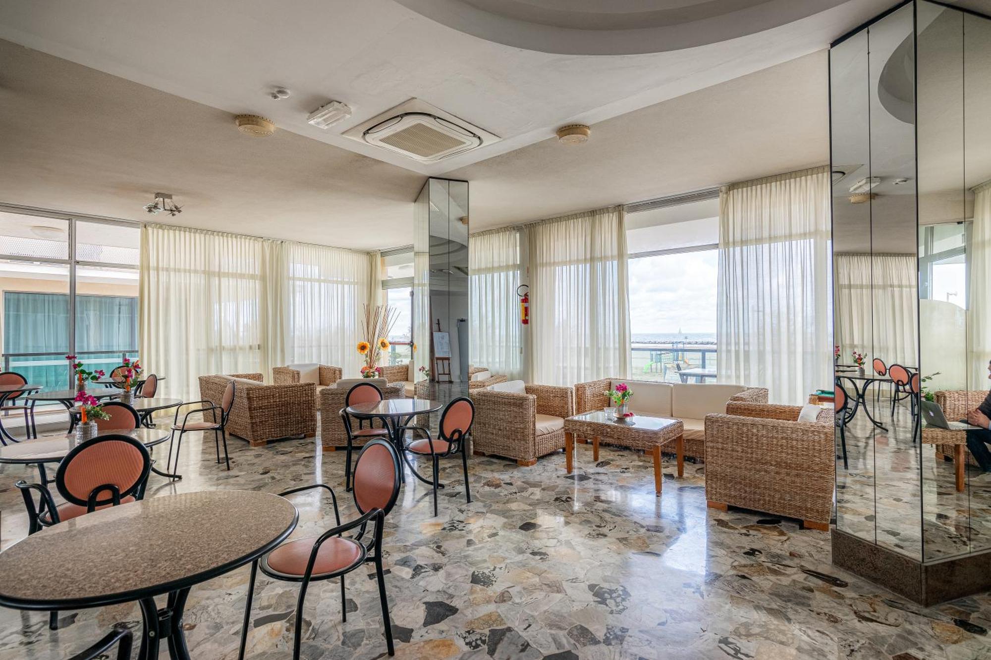 Hotel Crown Римини Экстерьер фото