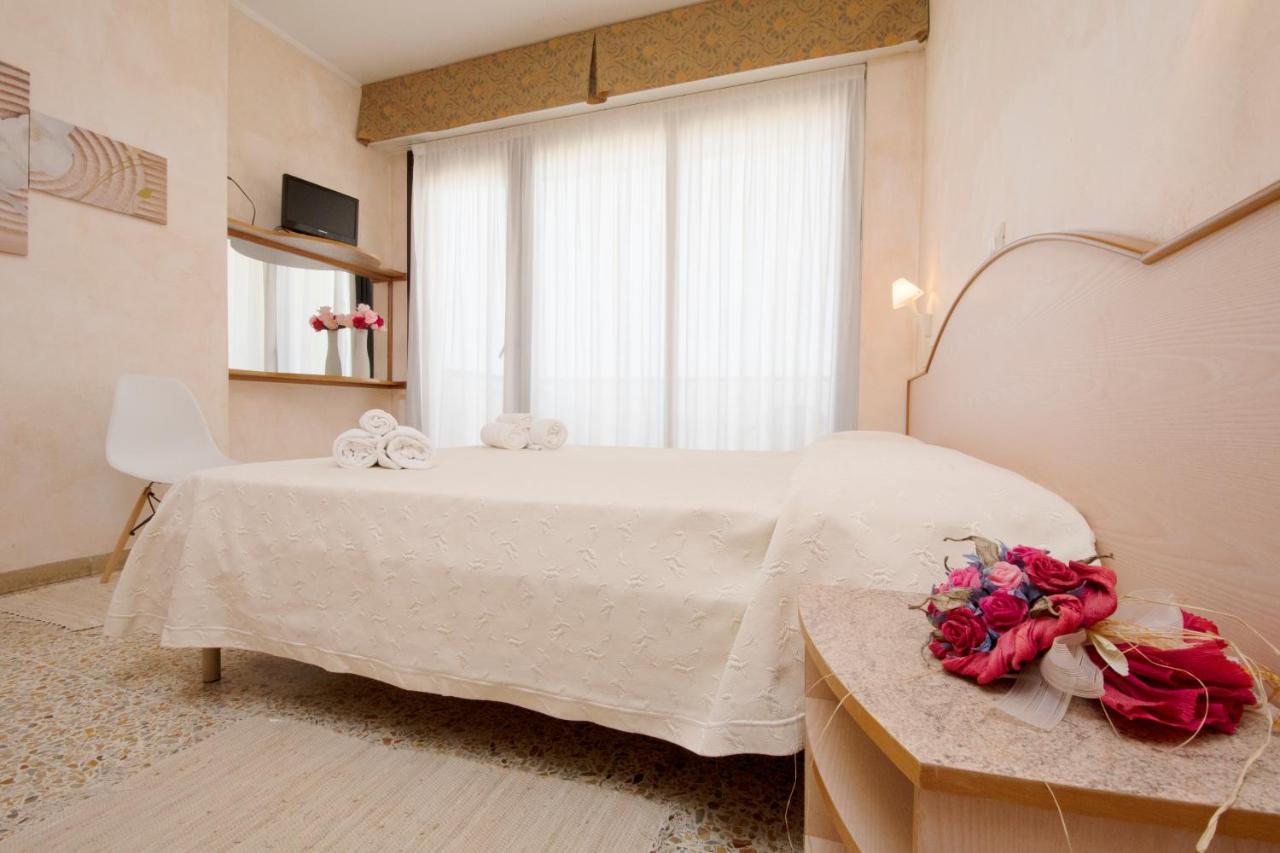 Hotel Crown Римини Экстерьер фото