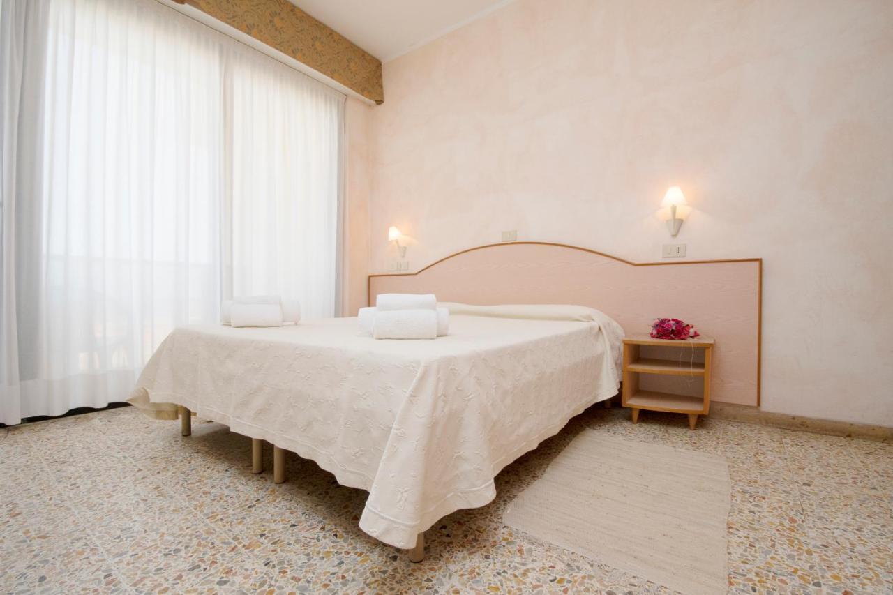 Hotel Crown Римини Экстерьер фото